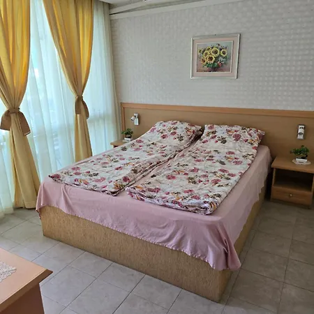 3 Bedroom In Sunny Miramar Palaz Lägenhet Slăntjev Brjag
