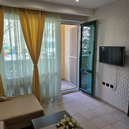 3 Bedroom In Sunny Miramar Palaz Slăntjev Brjag