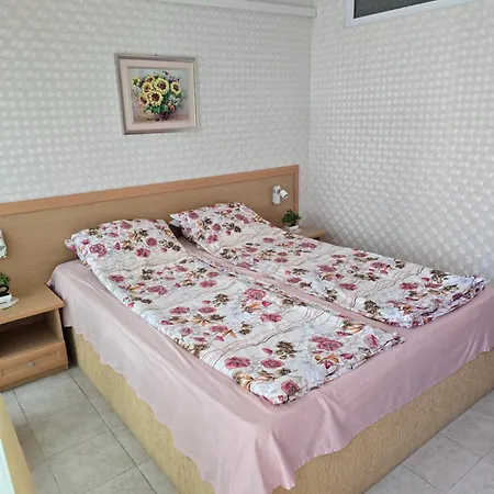 3 Bedroom In Sunny Miramar Palaz Lägenhet Slăntjev Brjag